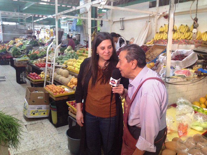 La cronista de mercados Julen Ladrón y don Daniel, comerciante con 55 años de experiencia. Foto: Twitter (@elymoonblack)