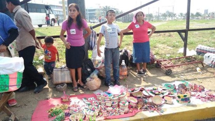 Alejandrina fue a vender sus joyeros, aretes, pulseras, rosarios y cajitas de palma. Foto: BlogEpediente.