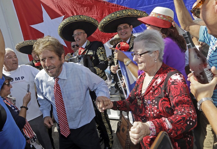 Cubanos Celebrando Con Mariachis La Presidencia De Trump Foto Ap