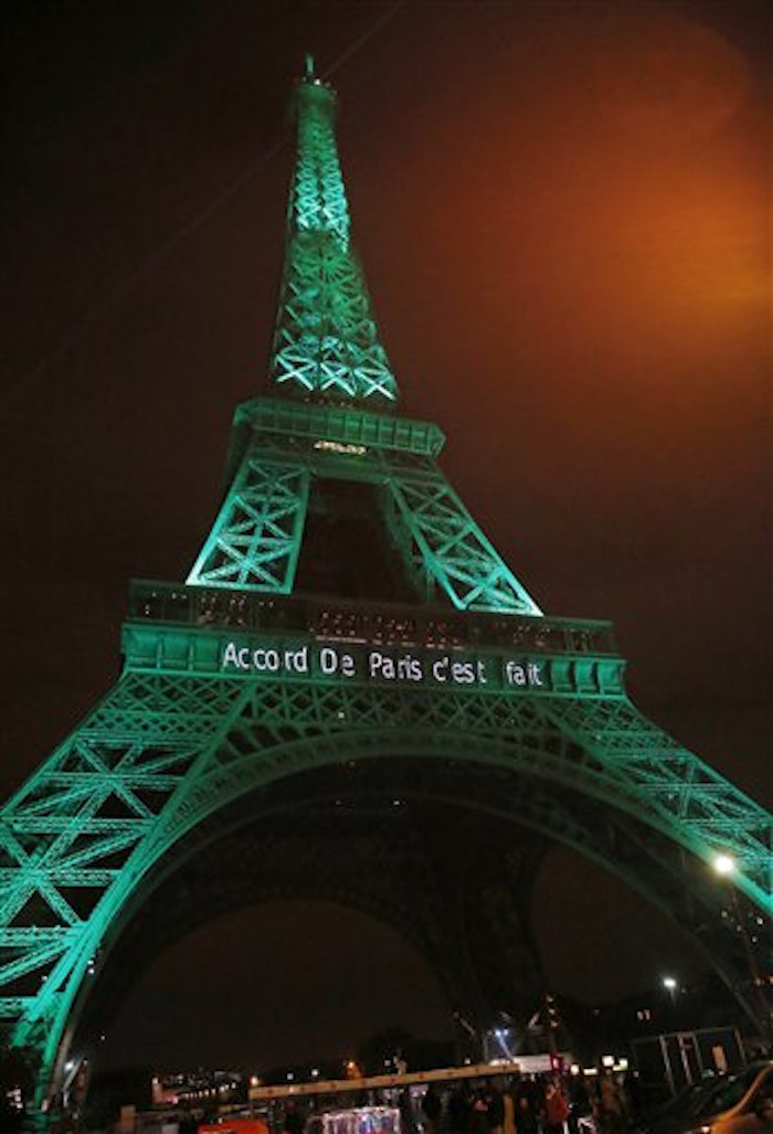 La Torre Eiffel es alumbrada con luz verde para celebrar el éxito del Acuerdo de París. Foto: AP/Michel Euler.