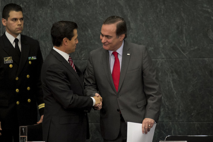 El Presidente Enrique Peña Nieto Y Juan Pablo Castañón Presidente Del Consejo Coordinador Empresarial Durante La Firma Hoy De Los Decretos Para La Deducción Inmediata Y La Repartición De Capitales Foto Cuartoscuro