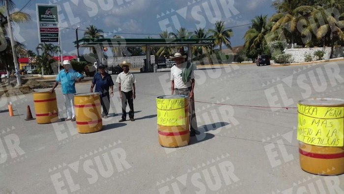 Por segundo día consecutivo, perredistas tomaron gasolineras en Guerrero. Foto: El Sur.