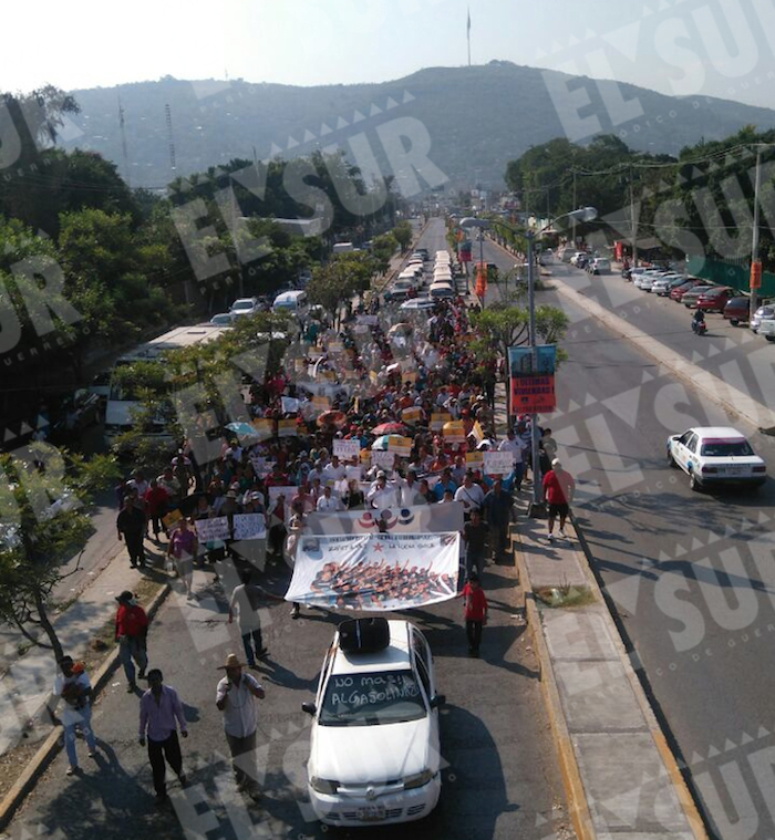 El Numeroso Contingente Marcha En Iguala Foto Alejandro Guerrero El Sur