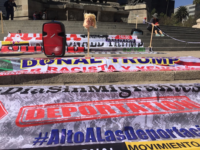 En Las Escalinatas Del Ángel De La Independencia Colocaron Mantas En Contra De Trump Foto Cri Rodríguez Sinembargo