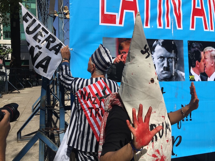 En La Embajada De Estados Unidos Colgaron Pancartas En Contra De Trump Y Del Presidente Enrique Peña Nieto Foto Cri Rodríguez Sinembargo