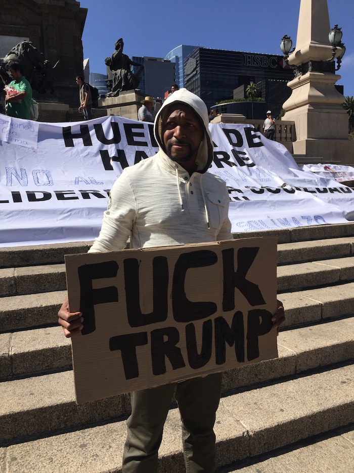 Pequeños Grupos Se Manifestaron Esta Tarde En Ángel De La Independencia En Contra De Trump Foto Cri Rodríguez Sinembargo