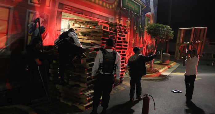 Policías Colocan Barricadas Con Tarimas De Madera En La Aurrera De Valle De Chalco Para Evitar Saqueos En La Tienda Departamental Foto SaÚl LÓpez cuartoscuro