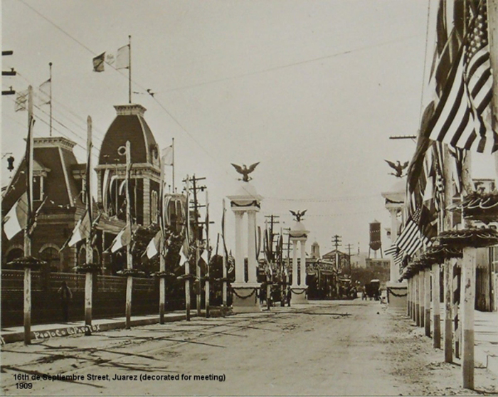 Las columnas falsas para simular prosperidad. Foto: Archivo