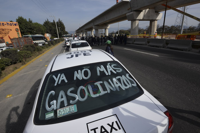 En El Municipio De Lerma En El Estado De México Unos Taxistas Se Manifestaron La Carretera Toluca méxico Foto Cuatoscuro