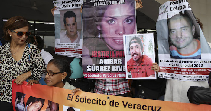  Familiares de desaparecidos que conforman el colectivo "Solecito" se manifestaron la mañana de este domingo para mostrar su apoyo a los afectados por el secuestro de 5 jóvenes en la ciudad de Tierra Blanca de quienes aún no se tiene noticias, recalcaron que el Secretario de Seguridad Pública Arturo Bermúdez debe rendir cuentas por estos ilícitos donde elementos de la policía se han dedicado sistemáticamente a desaparecer jóvenes entre los 15 y 30 años de edad en el estado. FOTO: ILSE HUESCA /CUARTOSCURO