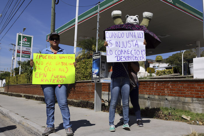 Ciudadanos manifiestan su inconformidad en gasolinera de la capital chiapaneca, debido al incremento del combustible. Foto: Cuartoscuro