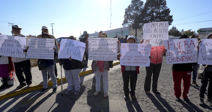 Habitantes De San Cristobal Huichochitlán San Pablo Autopán Delegaciones De Toluca E Integrantes Del Sme Se Manifestaron En Las Instalaciones De La Gerencia Regional De La Cfe Foto Cuartoscuro