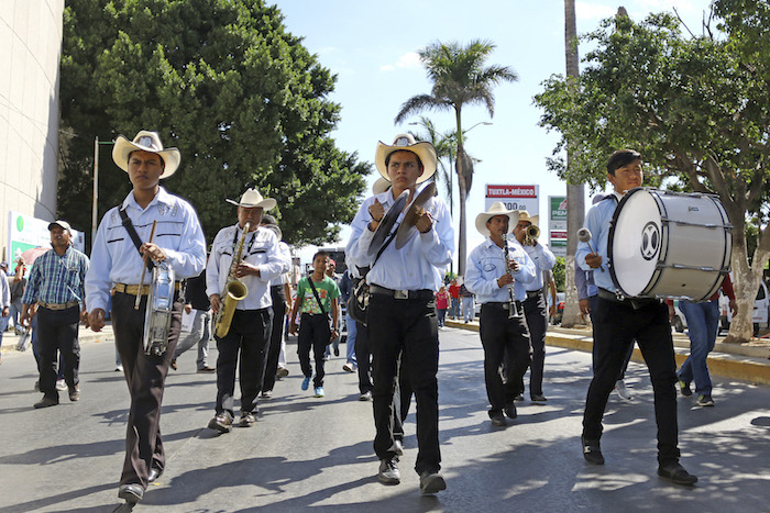 Maestros integrantes de la Coordinadora Nacional de Trabajadores de la Educacion (CNTE) y sociedad en general, marcharon sobre la principal avenida de la capital chiapaneca para manifestarse contra el alza al precio de la gasolina. Foto: Cuartoscuro/Jesús García /CUARTOSCURO.COM