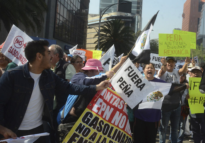 Ambas marchas tenían las mismas consignas: "no al gasolinazo" y "fuera Peña". Foto: Cuartoscuro 