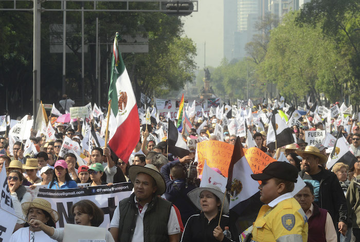 Dos marchas congregaron ayer a cientos en la capital del país. Foto: Cuartoscuro 