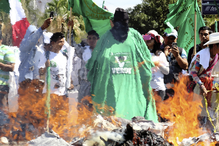 En Chiapas manifestaron su repudio contra el alza al precio de la gasolina con la quema de monigotes. Foto: Cuartoscuro