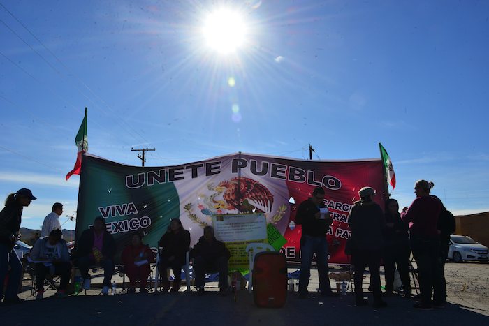 Agentes federales retiraron esta madrugada a un grupo de ciudadanos que se encontraban bloqueando desde hace seis días el acceso a la Planta de Distribución de Pemex en La Rosita. Foto: Cuartoscuro.