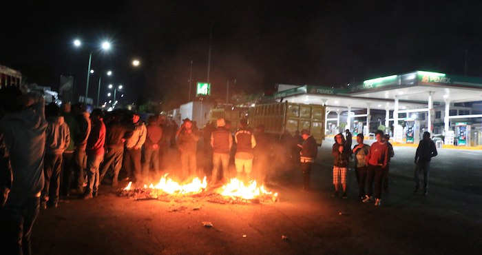 Transportistas Y Vecinos De La Colonia Loma Linda Y San Agustín En El Municipio De Naucalpan Realizaron Barricadas En La Carretera Naucalpan toluca Esto Para Vigilar Que No Se Realicen Saqueos En La Zona El Bloqueo Comenzó Hace Horas Y Fue Llevado Acabó Ante El Rechazo a La Alza Del Precio De La Gasolina Foto Cuartoscuro