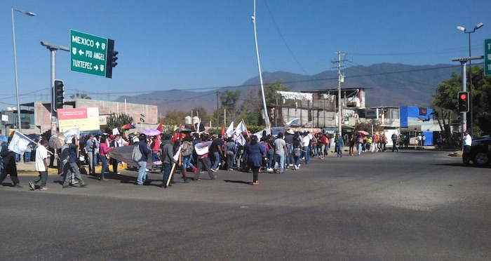 La marcha de los maestros de la CNTE en Oaxaca. Foto: Twitter @LiluMt