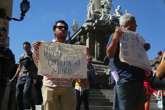 Un Puñado De Personas Se Reunió Esta Mañana En El Ángel De La Independencia Para Protestar Contra Trump Foto Cri Rodríguez Sinembargo