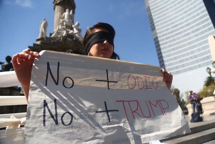 Ayer, ciudadanos se manifestaron en el Ángel de la Independencia en contra de la toma de protesta de Donald Trump. Foto: Cri Rodríguez, SinEmbargo 