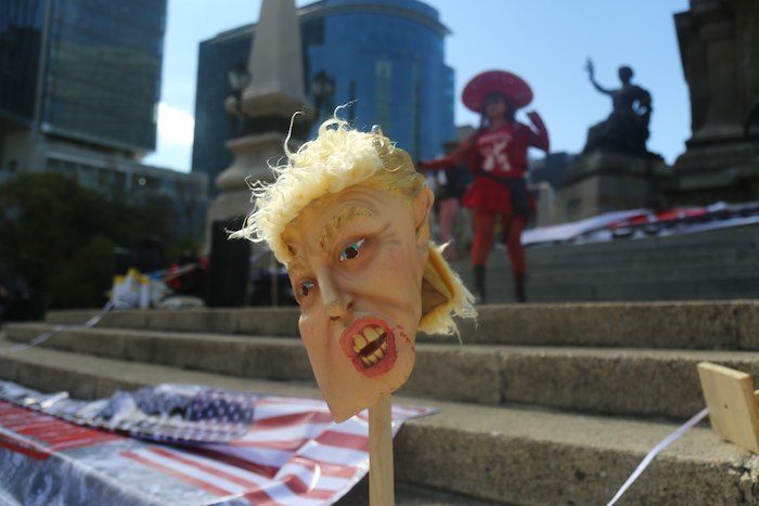 Los Manifestantes Colgaron Pancartas Y Máscaras De Trump En Las Escalinatas Del Ángel De La Independencia Foto Cri Rodríguez Sinembargo