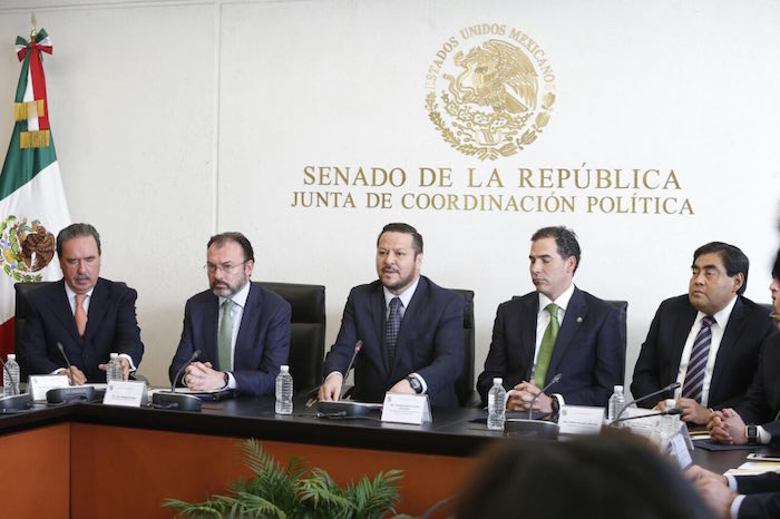 El Secretario Luis Videgaray en reunión con integrantes de la Junta de Coordinación Política. Foto: Senado de la República.