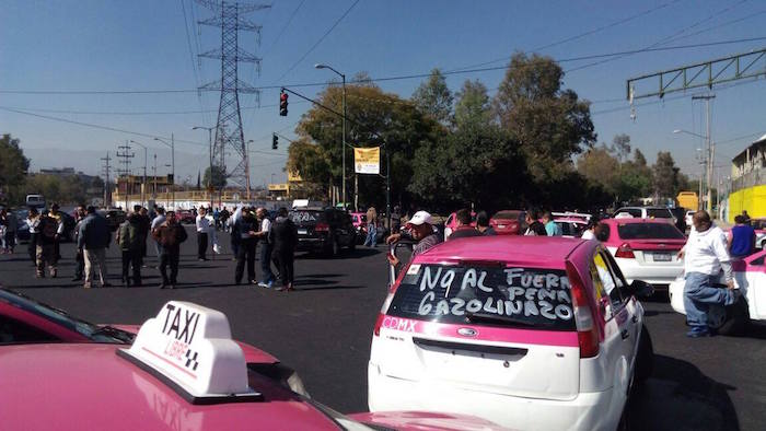 Taxistas se manifiestan en la capital del país. Foto: Facebook Operaciones Especiales Mexico