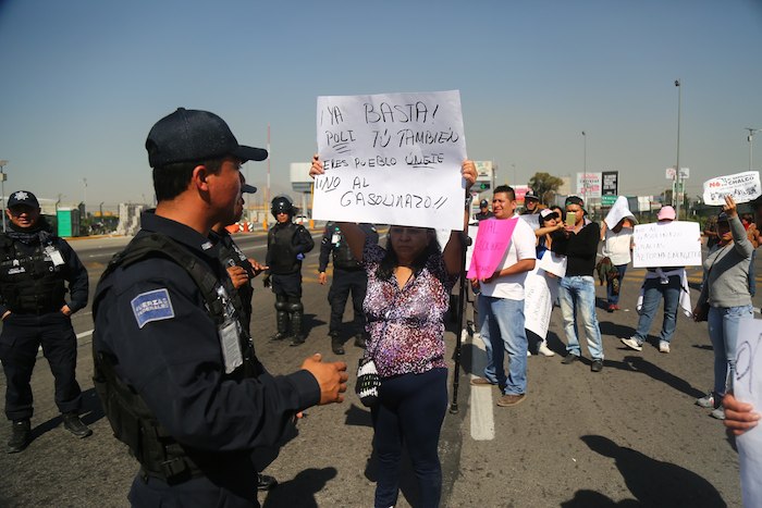 Un Centenar De Vecinos Tomó La Mañana De Este Jueves La Caseta De Cobro Del Kilómetro De La Carretera Federal México puebla Foto Cri Rodríguez Sinembargo