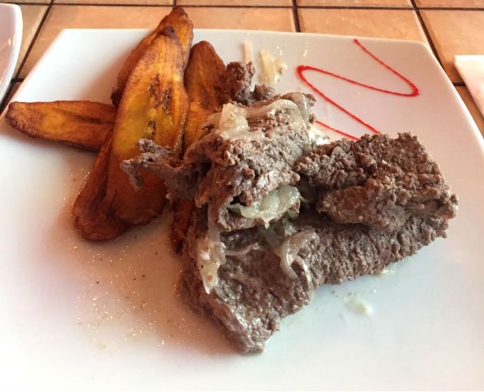 Un Bistec Encebollado Con Platanitos Fritos Foto Cortesía Para Sinembargo