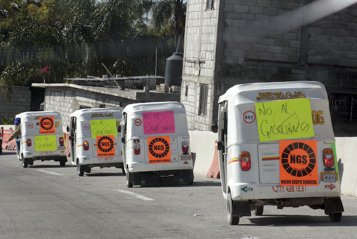 Con el bloqueo del carril lateral de la autopista México-Acapulco, a la altura del Paso Express. Transportistas morelenses manifestaron su rechazo al incremento al precio de la gasolina. Los sectores adheridos al Nuevo Grupo Sindical y la Unión de Transportistas de la CTM-Morelos estacionaron camiones de carga, taxis y motocicletas hasta el punto conocido como Galerías. Foto: Cuartoscuro