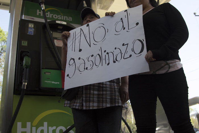 Personas Bloquearon La Circulación Y Gritaron Algunas Consignas En La Gasolinera Ubicada Sobre Avenida Constituyente Con Motivo Del Aumento a Foto Cuartosuro