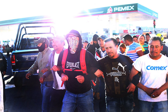 En el municipio de Guadalupe, Zacatecas, fueron tomadas tres gasolineras donde intentaron extraer gasolina y repartirla entre los manifestantes y la gente que se acercara a recargar el combustible, situación que no se llevó acabo ya que fueron accionadas las bombas de seguridad para evitar suministrar el hidrocarburo. Foto: Cuartoscuro