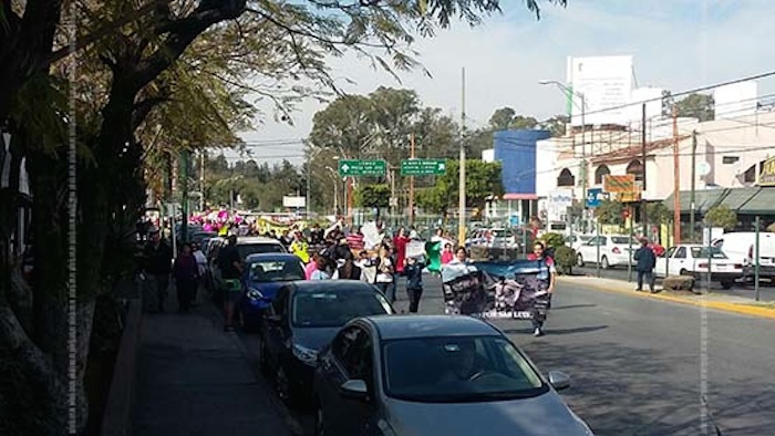 Con Mantas Cartulinas Un Lazo Blanco En El Brazo Derecho Y Hasta Una Ratonera Gigante Marchan Sobre La Avenida Venustiano Carranza Hacia Plaza De Armas Foto Pulso