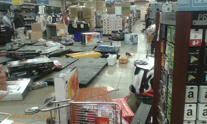  Personas que se manifestaban en contra del "gasolinazo" saquearon el Chedrahui de El Puerto, en este municipio, sin que los trabajadores del centro comercial pudieran evitarlo. Foto: Cuartoscuro