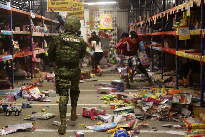 Una turba de aproximadamente 200 personas irrumpieron en centros comerciales de la zona conurbada de Veracruz el 4 de enero. Foto: Cuartoscuro 