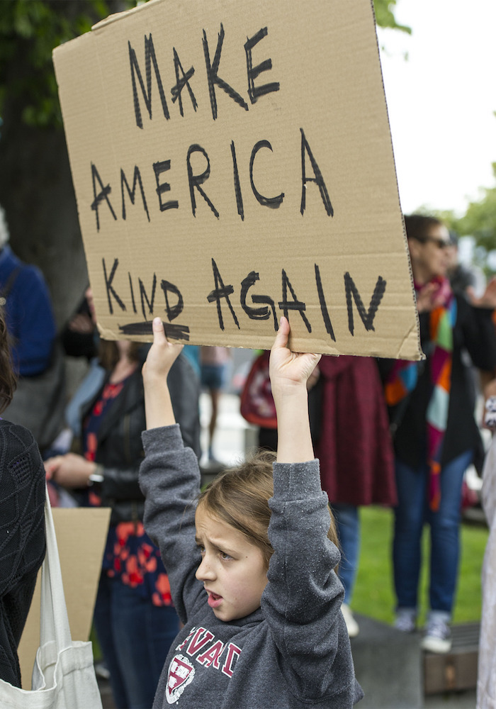 Una niña sostiene una pancarta durante la "Marcha de Mujeres", en Christchurch, Nueva Zelanda. Foto: Xinhua