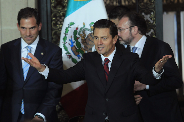 El Presidente Mexicano Enrique Peña Nieto c Reacciona Durante La Xxviii Reunión Con Embajadores Y Cónsules De México En El Palacio Nacional En La Ciudad De México Capital De México El De Enero De De Acuerdo Con Información De La Prensa Local Peña Nieto Aseguró Que México No Pagará Por Ningún Muro En Su Frontera Con Estados Unidos De América Y Rechazó Cualquier Intento De Influir En Las Decisiones Sobre Inversión De Las Empresas Foto Xinhua