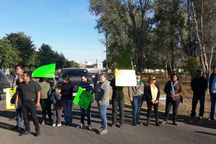 En Guamúchil los manifestantes no dejan entrar al personal de Pemex. Foto: Noroeste