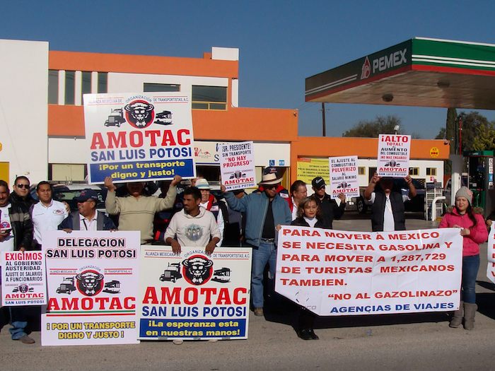 Trasportistas potosinos e integrantes de agencias de viajes se manifiestaron contra el gasolinazo, en el kilómetro 4.5 de la carretera San Luis-Matehuala. Foto: Cuartoscuro.