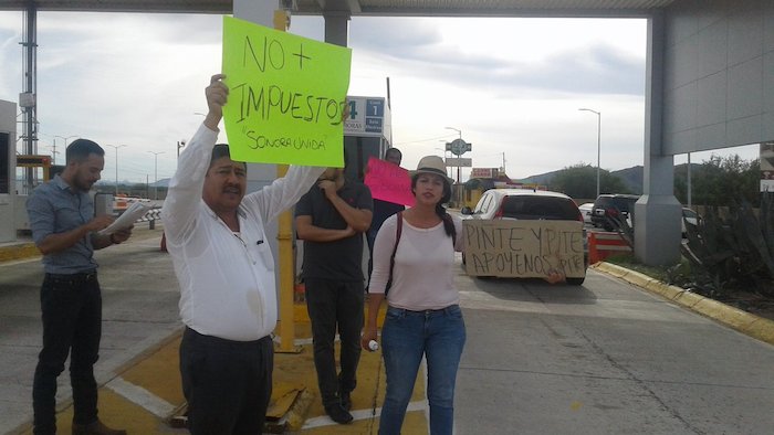 En Sonora continuaron con la protesta en una caseta de cobro. Foto: Twitter