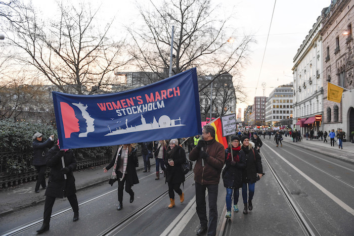 Manifestantes portan carteles durante la Marcha de las Mujeres en Estocolmo, Suecia. Foto: AP