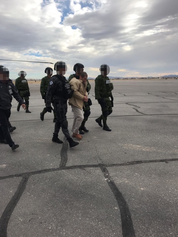 Guzmán entra al Aeropuerto Abraham González de Ciudad Juárez. Foto: Segob.