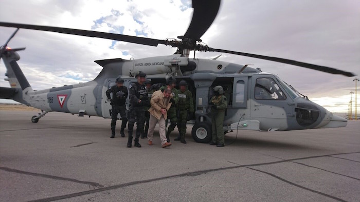 Elementos del Ejército mexicano acompañan a Guzmán. Foto: Segob. 