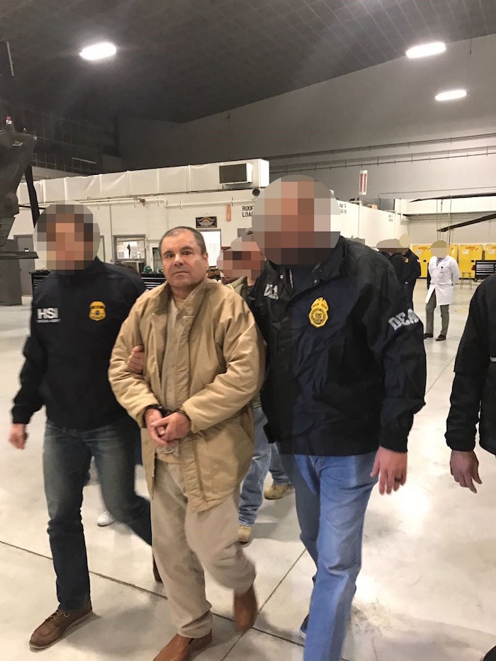 "El Chapo" es llevado a un vehículo. Foto: Especial. 