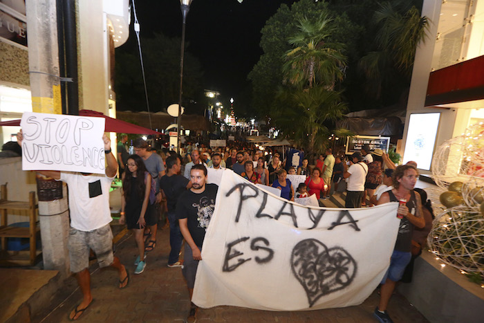 Marchan en Playa del Carmen a favor de la paz. Foto: Cuartoscuro