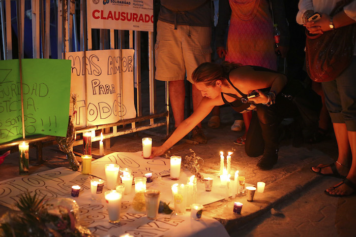 Turistas y ciudadanos de Playa del Carmen protestaron a favor de La Paz en este destino turístico y colocaron veladoras a unas horas se suscito una balacera. Foto: Cuartoscuro