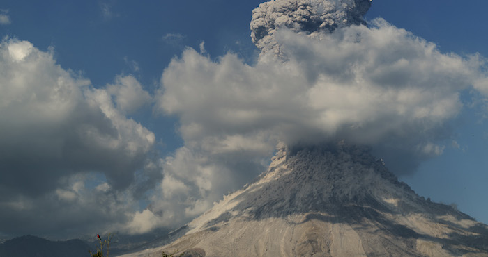 El Volcán De Colima Generó Una Gran Explosión a Las Horas De Este Domingo Provocó Derrumbes En Su Flanco Este Y Causó Caida De Ceniza En Los Municipios De Cuauhtémoc Comala Colima Y Villa De Álvarez El Aeropuerto Nacional Ubicado En Cuauhtémoc Ha Suspendido Intermitentemente Vuelos Debido a La Ceniza Volcánica El Día Sábado Otra Explosión Volcánica Pudo Escucharse En Municipios Del Estado De Colima Foto Sergio Tapiro Velasco cuartoscurocom