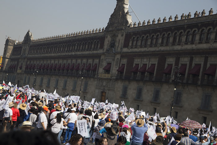 Ambas movilizaciones finalizaron frente al Palacio Nacional. Foto: Cuartoscuro 