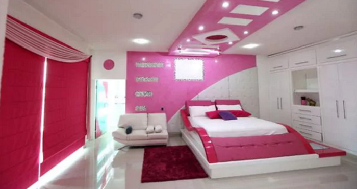 Una de las habitaciones de la casa de “Kike” Plancarte en Michoacán. Foto: YouTube, Infobae